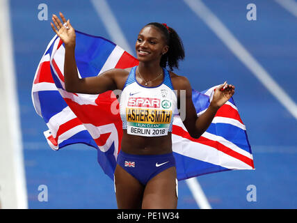 Dina Asher-Smith, en Grande-Bretagne, célèbre la victoire de l'or à la finale féminine de 200 m au cours du quatrième jour des Championnats d'athlétisme européens 2018 au stade olympique de Berlin. APPUYEZ SUR ASSOCIATION photo. Date de la photo : vendredi 10 août 2018. Voir PA Story ATHLÉTISME européen. Le crédit photo devrait se lire: Martin Rickett/PA Wire. Banque D'Images