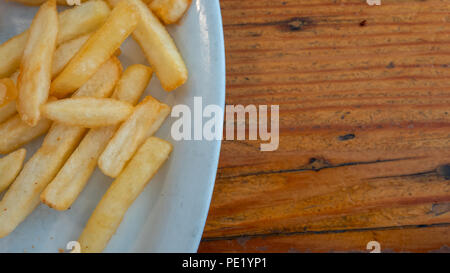 Haut Angle View of Home Made French Fries on White Plate Banque D'Images