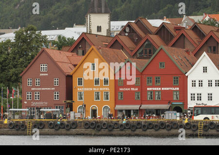Bergen, Norvège - 9 août 2018 : vue générale de Bryggen (le quai hanséatique) dans la ville de Bergen. Le site du patrimoine mondial de l'Unesco tient ses racines à partir de l'Âge des Vikings et il aujourd'hui beaucoup des citoes restaurants, pubs, boutiques d'artisanat et les musées. La ville a été pendant de nombreuses années le centre d'échanges entre la Norvège et le reste de l'Europe et est maintenant généralement le point de départ d'expéditions dans le pays. Photo : David Mbiyu Crédit : david mbiyu/Alamy Live News Banque D'Images
