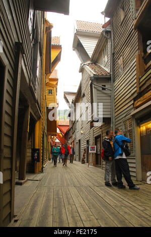 Bergen, Norvège - 9 août 2018 : vue générale de Bryggen (le quai hanséatique) dans la ville de Bergen. Le site du patrimoine mondial de l'Unesco tient ses racines à partir de l'Âge des Vikings et il aujourd'hui beaucoup des citoes restaurants, pubs, boutiques d'artisanat et les musées. La ville a été pendant de nombreuses années le centre d'échanges entre la Norvège et le reste de l'Europe et est maintenant généralement le point de départ d'expéditions dans le pays. Photo : David Mbiyu Crédit : david mbiyu/Alamy Live News Banque D'Images