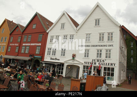 Bergen, Norvège - 9 août 2018 : vue générale de Bryggen (le quai hanséatique) dans la ville de Bergen. Le site du patrimoine mondial de l'Unesco tient ses racines à partir de l'Âge des Vikings et il aujourd'hui beaucoup des citoes restaurants, pubs, boutiques d'artisanat et les musées. La ville a été pendant de nombreuses années le centre d'échanges entre la Norvège et le reste de l'Europe et est maintenant généralement le point de départ d'expéditions dans le pays. Photo : David Mbiyu Crédit : david mbiyu/Alamy Live News Banque D'Images