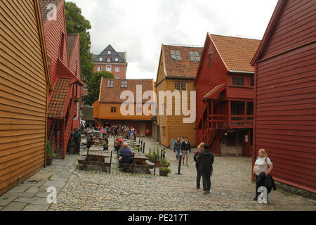Bergen, Norvège - 9 août 2018 : vue générale de Bryggen (le quai hanséatique) dans la ville de Bergen. Le site du patrimoine mondial de l'Unesco tient ses racines à partir de l'Âge des Vikings et il aujourd'hui beaucoup des citoes restaurants, pubs, boutiques d'artisanat et les musées. La ville a été pendant de nombreuses années le centre d'échanges entre la Norvège et le reste de l'Europe et est maintenant généralement le point de départ d'expéditions dans le pays. Photo : David Mbiyu Crédit : david mbiyu/Alamy Live News Banque D'Images