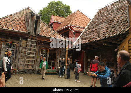 Bergen, Norvège - 9 août 2018 : vue générale de Bryggen (le quai hanséatique) dans la ville de Bergen. Le site du patrimoine mondial de l'Unesco tient ses racines à partir de l'Âge des Vikings et il aujourd'hui beaucoup des citoes restaurants, pubs, boutiques d'artisanat et les musées. La ville a été pendant de nombreuses années le centre d'échanges entre la Norvège et le reste de l'Europe et est maintenant généralement le point de départ d'expéditions dans le pays. Photo : David Mbiyu Crédit : david mbiyu/Alamy Live News Banque D'Images