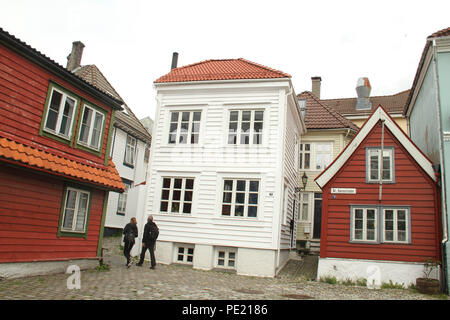 Bergen, Norvège - 9 août 2018 : vue générale de Bryggen (le quai hanséatique) dans la ville de Bergen. Le site du patrimoine mondial de l'Unesco tient ses racines à partir de l'Âge des Vikings et il aujourd'hui beaucoup des citoes restaurants, pubs, boutiques d'artisanat et les musées. La ville a été pendant de nombreuses années le centre d'échanges entre la Norvège et le reste de l'Europe et est maintenant généralement le point de départ d'expéditions dans le pays. Photo : David Mbiyu Crédit : david mbiyu/Alamy Live News Banque D'Images