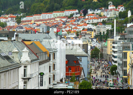 Bergen, Norvège - 9 août 2018 : vue générale de Bryggen (le quai hanséatique) dans la ville de Bergen. Le site du patrimoine mondial de l'Unesco tient ses racines à partir de l'Âge des Vikings et il aujourd'hui beaucoup des citoes restaurants, pubs, boutiques d'artisanat et les musées. La ville a été pendant de nombreuses années le centre d'échanges entre la Norvège et le reste de l'Europe et est maintenant généralement le point de départ d'expéditions dans le pays. Photo : David Mbiyu Crédit : david mbiyu/Alamy Live News Banque D'Images