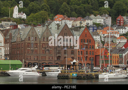 Bergen, Norvège - 9 août 2018 : vue générale de Bryggen (le quai hanséatique) dans la ville de Bergen. Le site du patrimoine mondial de l'Unesco tient ses racines à partir de l'Âge des Vikings et il aujourd'hui beaucoup des citoes restaurants, pubs, boutiques d'artisanat et les musées. La ville a été pendant de nombreuses années le centre d'échanges entre la Norvège et le reste de l'Europe et est maintenant généralement le point de départ d'expéditions dans le pays. Photo : David Mbiyu Crédit : david mbiyu/Alamy Live News Banque D'Images