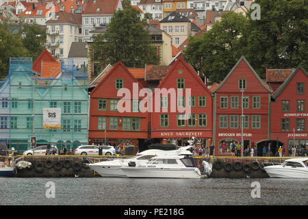 Bergen, Norvège - 9 août 2018 : vue générale de Bryggen (le quai hanséatique) dans la ville de Bergen. Le site du patrimoine mondial de l'Unesco tient ses racines à partir de l'Âge des Vikings et il aujourd'hui beaucoup des citoes restaurants, pubs, boutiques d'artisanat et les musées. La ville a été pendant de nombreuses années le centre d'échanges entre la Norvège et le reste de l'Europe et est maintenant généralement le point de départ d'expéditions dans le pays. Photo : David Mbiyu Crédit : david mbiyu/Alamy Live News Banque D'Images