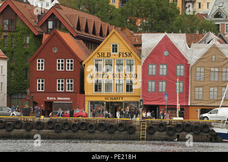 Bergen, Norvège - 9 août 2018 : vue générale de Bryggen (le quai hanséatique) dans la ville de Bergen. Le site du patrimoine mondial de l'Unesco tient ses racines à partir de l'Âge des Vikings et il aujourd'hui beaucoup des citoes restaurants, pubs, boutiques d'artisanat et les musées. La ville a été pendant de nombreuses années le centre d'échanges entre la Norvège et le reste de l'Europe et est maintenant généralement le point de départ d'expéditions dans le pays. Photo : David Mbiyu Crédit : david mbiyu/Alamy Live News Banque D'Images