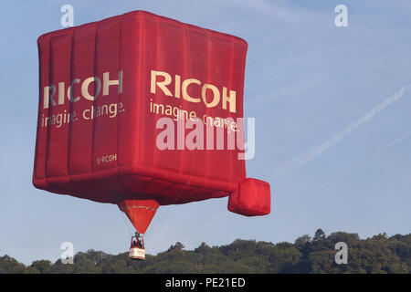 Ashton Cour, Bristol, Royaume-Uni. 11 août, 2018. Ce matin vu 108 montgolfières décoller de Ashton Court dans une masse de lancer dans le cadre de la 40e édition annuelle de Bristol International Balloon Fiesta. A tenu plus de quatre jours, la fiesta voir normalement sur la masse lance le matin et le soir de la dernière de trois jours, cependant, en raison de la météo et des vents forts c'était la première messe lancement de la Fiesta 2018. Avec l'événement 2018 célébrant les 40 ans de la Fiesta International un plus grand nombre de ballons de forme spéciale étaient présents que la normale. Crédit : Paul Botte/Alamy Live News Banque D'Images