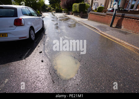 Bexley, Londres, Royaume-Uni. 11 août 2018. Vague de récentes causes-de-poule et bris d'une conduite d'eau dans la région de Upton Road South, Bexley dans le sud-est de Londres. Steve Hickey/AlamyLive News Banque D'Images