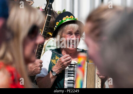 Broadstairs, Kent, UK. 11 août 2018. Le premier jour de la 53e semaine de musiciens folk de Broadstairs autour des îles Britanniques, et certains du reste du monde, se rassemblent dans la ville balnéaire de Kent pour une semaine de concerts, chants, danses et autres événements. Le jour de l'ouverture il y a un fort contingent de Morris Dancers émerveillant sur la promenade. Sheppardson Janet Crédit/Alamy Live News. Banque D'Images