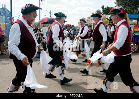 Broadstairs, Kent, UK. 11 août 2018. Le premier jour de la 53e semaine folklorique escalier large de musiciens autour des îles Britanniques, et certains du reste du monde, se rassemblent dans la ville balnéaire de Kent pour une semaine de concerts, chants, danses et autres événements. Le jour de l'ouverture il y a un fort contingent de Morris Dancers émerveillant sur la promenade. Sheppardson Janet Crédit/Alamy Live News. Banque D'Images