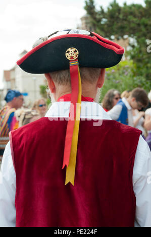 Broadstairs, Kent, UK. 11 août 2018. Le premier jour de la 53e semaine de musiciens folk de Broadstairs autour des îles Britanniques, et certains du reste du monde, se rassemblent dans la ville balnéaire de Kent pour une semaine de concerts, chants, danses et autres événements. Le jour de l'ouverture il y a un fort contingent de Morris Dancers émerveillant sur la promenade. Sheppardson Steven Crédit/Alamy Live News. Banque D'Images