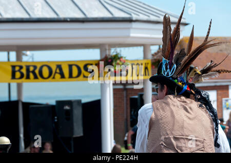 Broadstairs, Kent, UK. 11 août 2018. Le premier jour de la 53e semaine de musiciens folk de Broadstairs autour des îles Britanniques, et certains du reste du monde, se rassemblent dans la ville balnéaire de Kent pour une semaine de concerts, chants, danses et autres événements. Le jour de l'ouverture il y a un fort contingent de Morris Dancers émerveillant sur la promenade. Sheppardson Steven Crédit/Alamy Live News. Banque D'Images