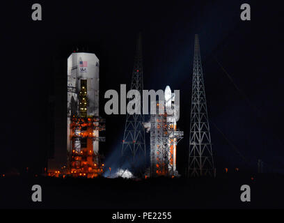 Base aérienne de Cap Canaveral, en Floride., 11 août 2018. Le lancement d'une Delta IV Heavy Alliance Lancement transportant la sonde solaire Parker a été frotté aujourd'hui en raison d'une violation d'une limite de lancement, d'où une attente. Il n'y avait pas assez de temps dans le cadre de la fenêtre à recycler. Le lancement est prévu pour le dimanche 12 août, à partir de l'espace complexe de lancement-37 à Cap Canaveral Air Force Station. Les prévisions montrent un 60 pour cent de probabilité de conditions météorologiques favorables pour le lancement. L'heure de lancement est de 3:31 h, HE. Credit : Julian Poireau/Alamy Live News Crédit : Julian Poireau/Alamy Live News Banque D'Images