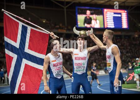 Berlin, Deutschland. 10 août, 2018. jubilation de la trois mémoires après la course, de gauche à droite Henrik INGEBRIGTSEN (NI/4e place), Jakob gagnant INBRIGTSEN (NI/1e place), Filip INBRIGTSEN (NI/12e place), casque Viking, drapeau, final du 1500m hommes, sur 10.08.2018 Championnats d'Europe d'athlétisme 2018 à Berlin/Allemagne à partir de 06.08. - 12.08.2018. Utilisation dans le monde entier | Credit : dpa/Alamy Live News Banque D'Images