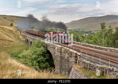 , Cumbria (Royaume-Uni), 11 août 2018. Locomotive à vapeur "Galatée" transporte le Cumbrian Mountain Express plus spécial Ais Gill Viaduct près du sommet de la ligne de chemin de fer s'installer à Carlisle. En raison de risque de feu en raison de la chaleur et la sécheresse la locomotive à vapeur doit être assistée par un diesel, vu ici derrière la loco à vapeur. 11 août marque le 50e anniversaire du dernier train de voyageurs à vapeur sur les chemins de fer britanniques en 1968 et c'est célébrée aujourd'hui. Crédit : John Bentley/Alamy Live News Banque D'Images
