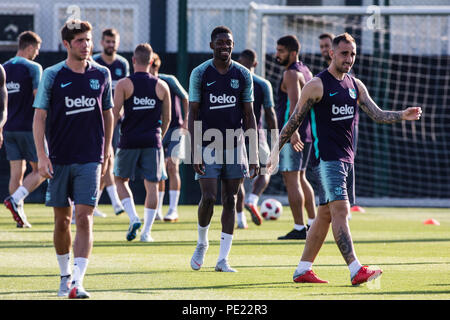 Ousmane Dembele de France des blagues avec Paco Alcacer do de l'Espagne au cours de la session de formation du FC Barcelone avant que le jeu espagnol Supercopa contre FC Séville à Tanger. À Ciutat Esportiva Joan Gamper, Barcelone le 11 août de 2018. Août 11, 2018. Credit : AFP7/ZUMA/Alamy Fil Live News Banque D'Images