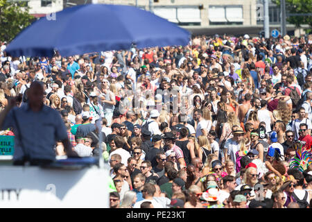 Zurich, Suisse. Août 11, 2018. Les gens participent à la 27e Street Parade de Zurich, dans le centre de Zurich, Suisse, le 11 août, 2018. Avec la devise de cette année "La culture de la tolérance", la musique de danse annuel Street Parade de l'événement a eu lieu à Zurich le samedi, attirant environ un million de participants. Crédit : Michele Limina/Xinhua/Alamy Live News Banque D'Images