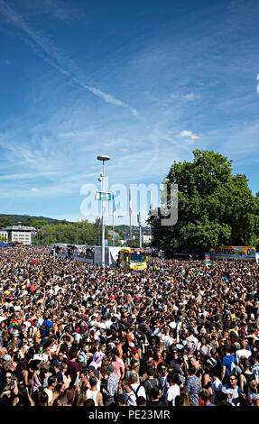 Zurich, Suisse. Août 11, 2018. Les gens participent à la 27e Street Parade de Zurich, dans le centre de Zurich, Suisse, le 11 août, 2018. Avec la devise de cette année "La culture de la tolérance", la musique de danse annuel Street Parade de l'événement a eu lieu à Zurich le samedi, attirant environ un million de participants. Crédit : Michele Limina/Xinhua/Alamy Live News Banque D'Images