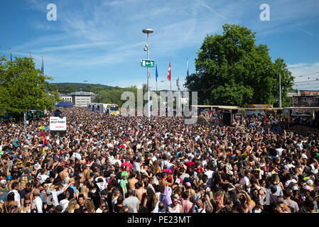 Zurich, Suisse. Août 11, 2018. Les gens participent à la 27e Street Parade de Zurich, dans le centre de Zurich, Suisse, le 11 août, 2018. Avec la devise de cette année "La culture de la tolérance", la musique de danse annuel Street Parade de l'événement a eu lieu à Zurich le samedi, attirant environ un million de participants. Crédit : Michele Limina/Xinhua/Alamy Live News Banque D'Images