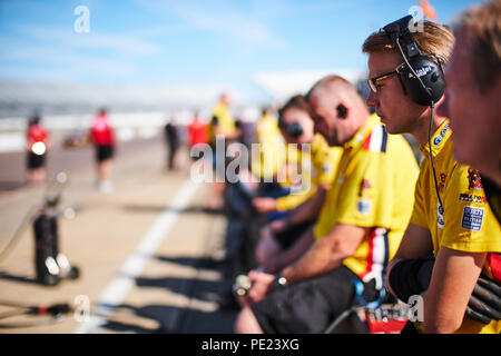 Corby, Northamptonshire, Angleterre, 11 août 2018. L'équipe de course BTCC Shredded Wheat équipe au cours de la mécanique Dunlop MSA British Touring Car Championship at Rockingham Motor Speedway. Photo par Gergo Toth / Alamy Live News Banque D'Images