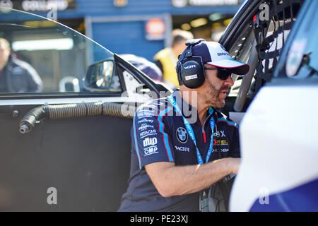 Corby, Northamptonshire, Angleterre, 11 août 2018. Pilote de course BTCC Rob Collard et son équipe au cours de la BMW Dunlop MSA British Touring Car Championship at Rockingham Motor Speedway. Photo par Gergo Toth / Alamy Live News Banque D'Images