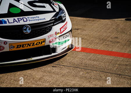 Corby, Northamptonshire, Angleterre, 11 août 2018. Pilote de course BTCC Senna Proctor et puissance Maxed Course Vauxhall Astra au cours de la Dunlop MSA British Touring Car Championship at Rockingham Motor Speedway. Photo par Gergo Toth / Alamy Live News Banque D'Images