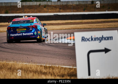 Corby, Northamptonshire, Angleterre, 11 août 2018. Pilote de course BTCC Tom Ingram et Speedworks Motorsport Avensis durant la Dunlop MSA British Touring Car Championship at Rockingham Motor Speedway. Photo par Gergo Toth / Alamy Live News Banque D'Images