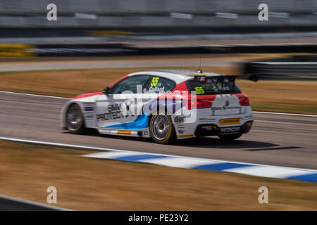 Corby, Northamptonshire, Angleterre, 11 août 2018. Pilote de course BTCC Ricky Collard et de l'équipe conduit sa BMW BMW 125i au cours de la Dunlop MSA British Touring Car Championship at Rockingham Motor Speedway. Photo par Gergo Toth / Alamy Live News Banque D'Images