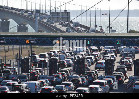 Île de Ré, France. 11 août 2018. Les voitures sont bloquées avant et après le pont sans frais pour accéder à l'île de Ré, le 11 août 2018. Le même jour, le pic des embouteillages en France a été atteint à 12:25 avec une valeur de 646 kilomètres. Credit : Fabrice Restier/Alamy Live News Banque D'Images
