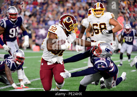 9 août 2018 : Redskins de Washington d'utiliser de nouveau Samaje (32) périne stiff arms New England Patriots arrière défensif Travis Damarius (39) au cours de la pré-saison NFL match de football entre les Redskins de Washington et les New England Patriots au Stade Gillette à Foxborough, Massachusetts,.la défaite des patriotes les Redskins 26-17. Eric Canha/CSM Crédit : Cal Sport Media/Alamy Live News Banque D'Images