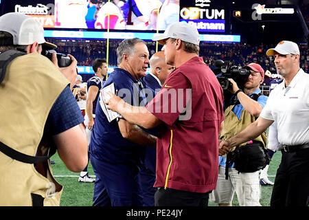 9 août 2018 : New England Patriots Head coach Bill Belichick (à gauche) répond aux Redskins de Washington l'entraîneur-chef Jay Gruden (à droite) sur le terrain après l'avant-saison NFL match de football entre les Redskins de Washington et les New England Patriots au Stade Gillette à Foxborough, Massachusetts,.la défaite des patriotes les Redskins 26-17. Eric Canha/CSM Crédit : Cal Sport Media/Alamy Live News Banque D'Images