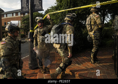 Charlottesville, Virginia, USA. Août 11, 2018. Les gardes nationaux sont en service pour sécuriser Charlottesville, Virginia. Samedi 11 août 2018.Aujourd'hui a marqué 1 an depuis la suprématie blanche avait une torche à la University of Virginia Credit : Allez Nakamura/ZUMA/Alamy Fil Live News Banque D'Images