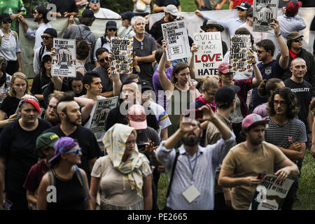 Charlottesville, Virginia, USA. Août 11, 2018. Des centaines de manifestants se sont réunis et forment un rassemblement à l'Université de Virginie à Charlottesville, en Virginie. Samedi 11 août 2018.Aujourd'hui a marqué 1 an depuis la suprématie blanche avait une torche à la University of Virginia Credit : Allez Nakamura/ZUMA/Alamy Fil Live News Banque D'Images