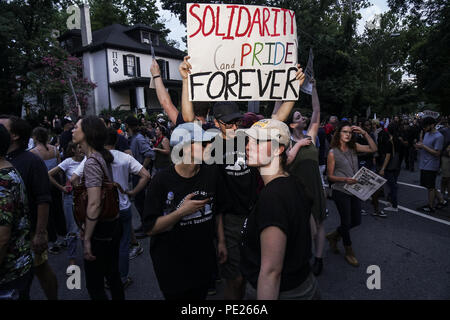 Charlottesville, Virginia, USA. Août 11, 2018. Des centaines de manifestants se sont réunis et mars dans la rue de Charlottesville, Virginia. Samedi 11 août 2018.Aujourd'hui a marqué 1 an depuis la suprématie blanche avait une torche à la University of Virginia Credit : Allez Nakamura/ZUMA/Alamy Fil Live News Banque D'Images