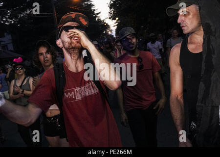 Charlottesville, Virginia, USA. Août 11, 2018. Des centaines de manifestants se sont réunis et mars dans la rue de Charlottesville, Virginia. Samedi 11 août 2018.Aujourd'hui a marqué 1 an depuis la suprématie blanche avait une torche à la University of Virginia Credit : Allez Nakamura/ZUMA/Alamy Fil Live News Banque D'Images