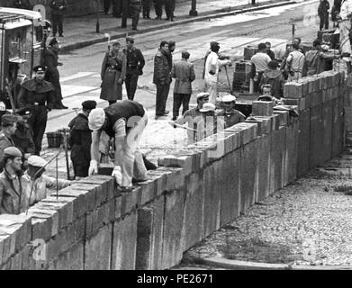 Déposée - 18 août 1961, l'Allemagne, Berlin : Sous la supervision de la police populaire armée, East Berliner maçons construisent un mur sur la Potsdamer Platz à la jonction du secteur soviétique-US. Le 13 août 13, 1961, la construction du mur a commencé, qui divise Berlin pendant plus de 28 ans. Photo : UPI/UPI/dpa dpa  Banque D'Images