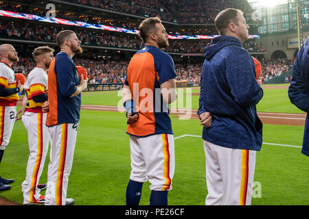 10 août 2018 : un cast peut être vu sur le pouce blessé d'Astros de Houston outfielder George Springer comme il se tient sur le terrain pendant l'hymne national avant un match entre les Astros de Houston et les Mariners de Seattle en 1970 nuit au Minute Maid Park de Houston, TX. Les Mariners a gagné le match 5 à 2.Trask Smith/CSM Crédit : Cal Sport Media/Alamy Live News Banque D'Images