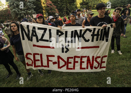Charlottesville, Virginia, USA. Août 11, 2018. Des centaines de manifestants se sont réunis et forment un rassemblement à l'Université de Virginie à Charlottesville. Aujourd'hui marqué 1 an depuis la suprématie blanche avait une torche à la University of Virginia. Credit : Allez Nakamura/ZUMA/Alamy Fil Live News Banque D'Images