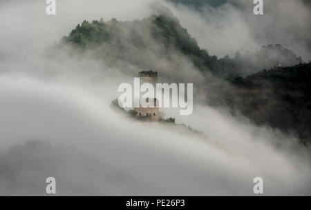 Beijing, Chine. 8e août 2018. Photo prise le 8 août 2018 montre mer de nuages à la suite de précipitations à Huangyaguan section de la Grande Muraille à Tianjin, Chine du nord. Credit : Wang Guangshan/Xinhua/Alamy Live News Banque D'Images