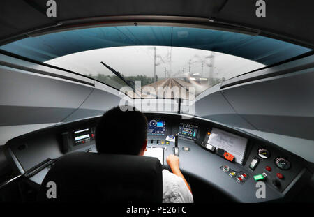 Beijing, Chine. 8e août 2018. Un pilote fonctionne sur un bullet train Fuxing exécuté sur le transport ferroviaire interurbain Beijing-Tianjin, Chine, 8 août 2018. Crédit : Yang Baosen/Xinhua/Alamy Live News Banque D'Images