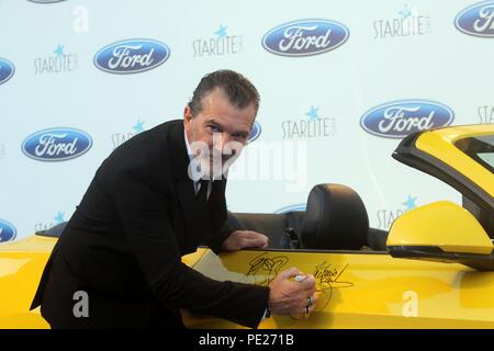 Marbella, Espagne 11 août 2018. Don d'une Ford Mustang au Starlite charity gala, signé par le chanteur colombien Juanes et l'acteur espagnol Antonio Banderas à Marbella, Espagne le 11 août, 2018 / 692 / Carnero Presse Cordon Cordon Crédit : Presse/Alamy Live News Banque D'Images