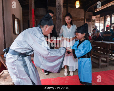 Changxing, Province de Zhejiang en Chine. Août 12, 2018. Un étudiant sert le thé à un enseignant durant un cours traditionnel à une école privée dans le village de Zhongshan à Changxing County, Zhejiang Province de Chine orientale, le 12 août 2018. Credit : Xu Yu/Xinhua/Alamy Live News Banque D'Images