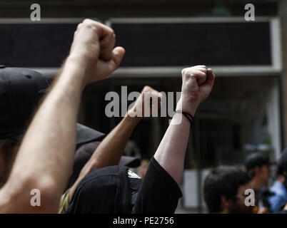 Charlottesville, Virginia, USA. Août 11, 2018. Le groupe Antifa font leur chemin à travers le centre-ville de mall à Charlottesville, Virginia. . Crédit : Matthieu Hatcher SOPA/Images/ZUMA/Alamy Fil Live News Crédit : ZUMA Press, Inc./Alamy Live News Banque D'Images