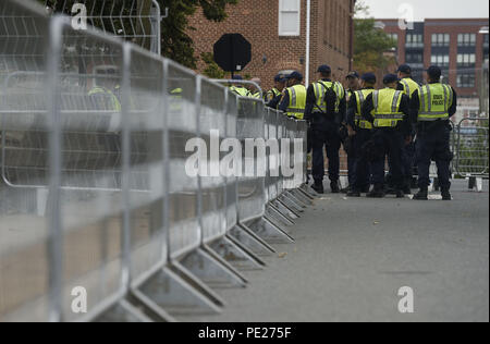 Charlottesville, Virginia, USA. Août 11, 2018. Les agents de police patrol fermées des rues et le centre-ville de Mall, à la date anniversaire de l'unification de la droite rassemblement à Charlottesville, Virginia. . (Cred Credit : ZUMA Press, Inc./Alamy Live News Banque D'Images