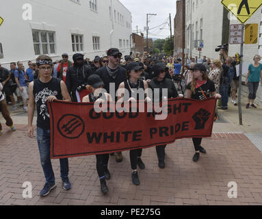 Charlottesville, Virginia, USA. Août 11, 2018. Le groupe Antifa font leur chemin à travers le centre-ville de mall à Charlottesville, Virginia. . Crédit : Matthieu Hatcher SOPA/Images/ZUMA/Alamy Fil Live News Crédit : ZUMA Press, Inc./Alamy Live News Banque D'Images