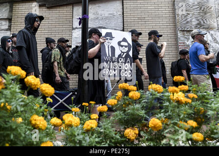 Charlottesville, Virginia, USA. Août 11, 2018. Le groupe Antifa font leur chemin à travers le centre-ville de mall à Charlottesville, Virginia. . Crédit : Matthieu Hatcher SOPA/Images/ZUMA/Alamy Fil Live News Crédit : ZUMA Press, Inc./Alamy Live News Banque D'Images