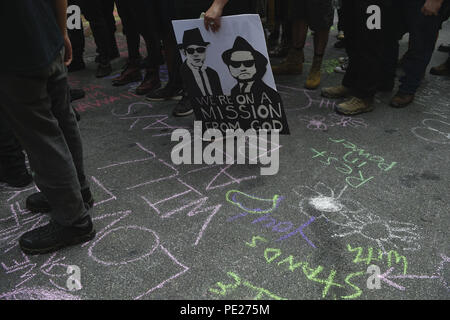 Charlottesville, Virginia, USA. Août 11, 2018. Le groupe Antifa font leur chemin à travers le centre-ville de mall à Charlottesville, Virginia. . Crédit : Matthieu Hatcher SOPA/Images/ZUMA/Alamy Fil Live News Crédit : ZUMA Press, Inc./Alamy Live News Banque D'Images