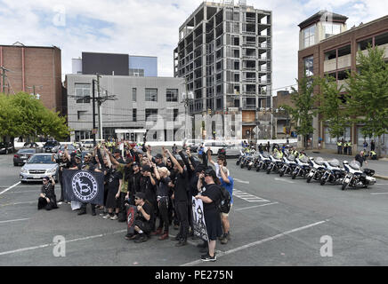 Charlottesville, Virginia, USA. Août 11, 2018. Le groupe Antifa font leur chemin à travers le centre-ville de mall à Charlottesville, Virginia. . Crédit : Matthieu Hatcher SOPA/Images/ZUMA/Alamy Fil Live News Crédit : ZUMA Press, Inc./Alamy Live News Banque D'Images